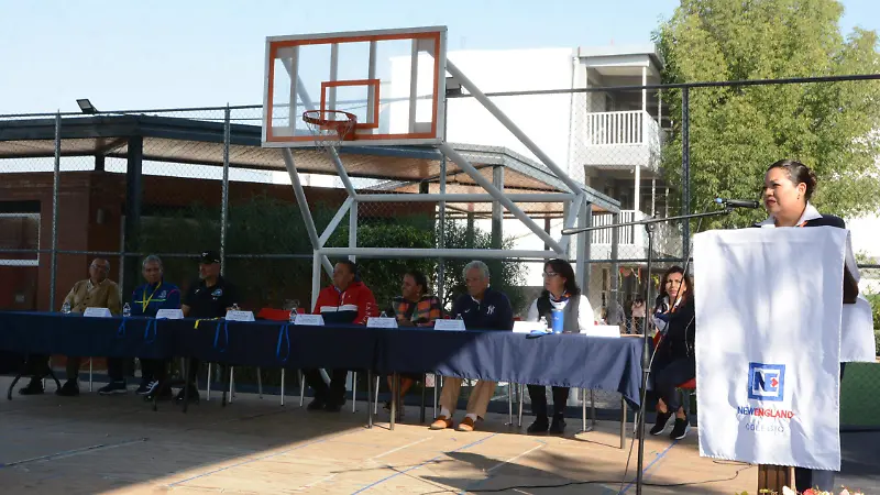 La directora del plantel los felicitó. 
